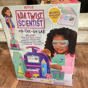 Ada Twist Scienist On- The -Go Lab Set, 24-inch Wheeling Play Set 21 pieces